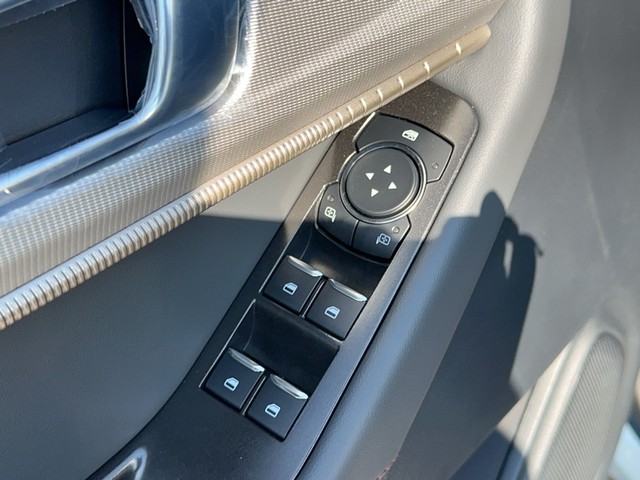 Ford Explorer Vehicle Full-screen Gallery Image 10