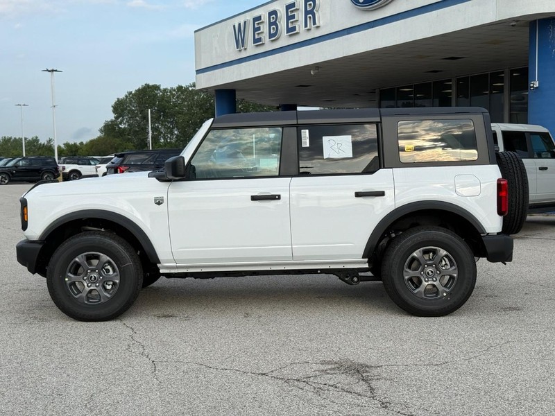 Ford Bronco Vehicle Full-screen Gallery Image 2