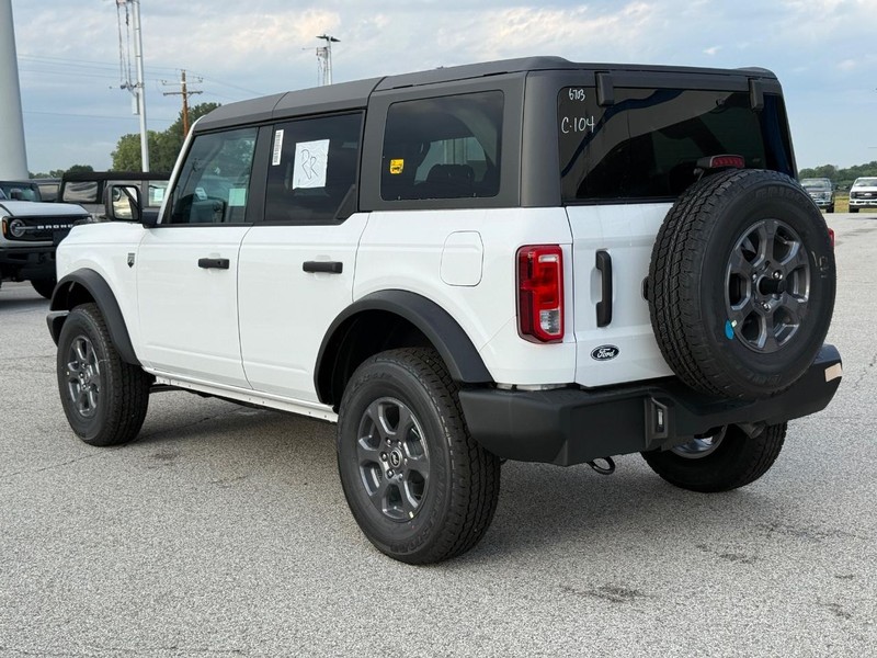 Ford Bronco Vehicle Full-screen Gallery Image 3