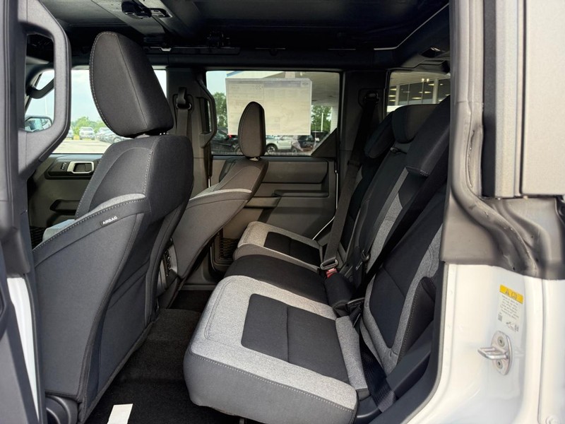 Ford Bronco Vehicle Full-screen Gallery Image 5