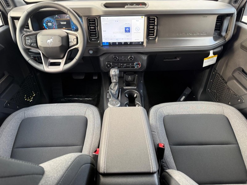 Ford Bronco Vehicle Full-screen Gallery Image 6
