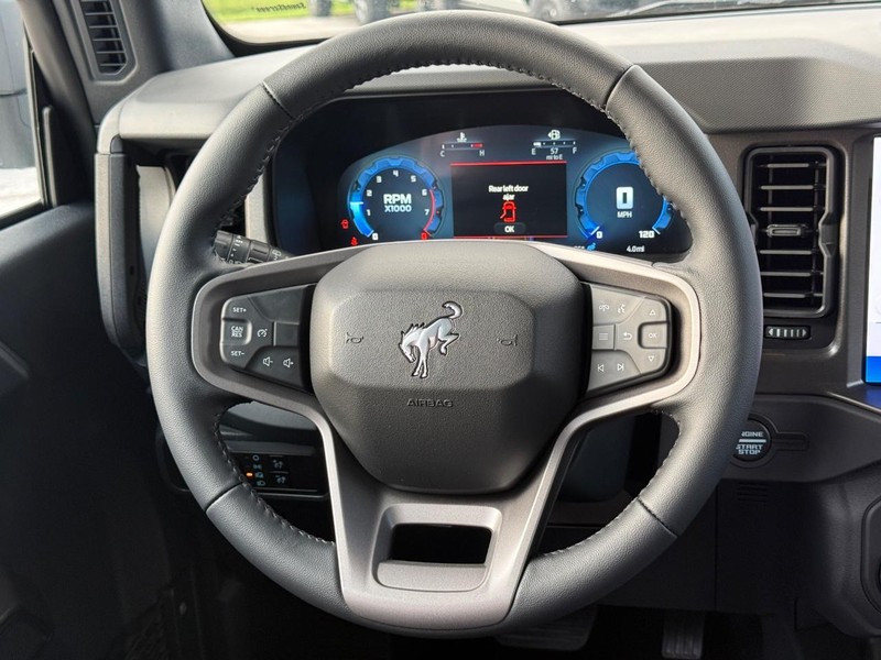 Ford Bronco Vehicle Full-screen Gallery Image 7