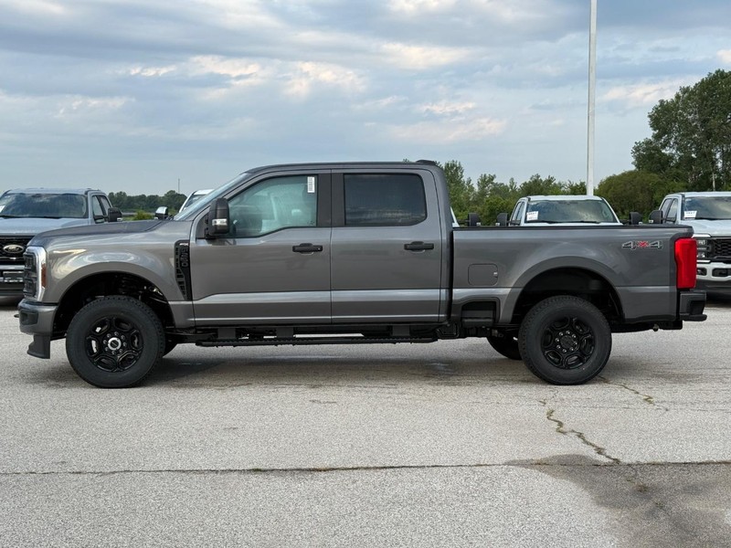 Ford Super Duty F-250 SRW Vehicle Full-screen Gallery Image 2