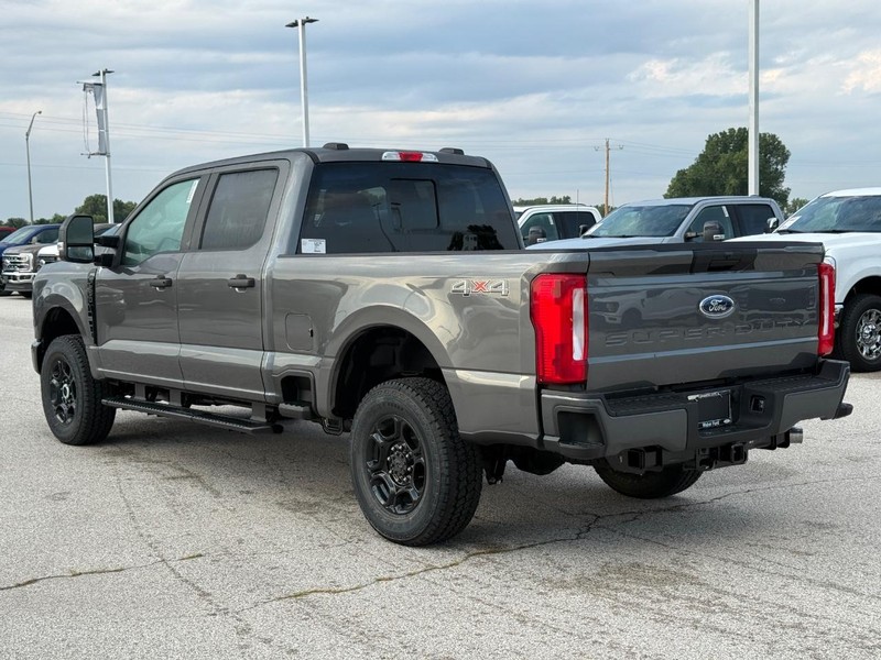 Ford Super Duty F-250 SRW Vehicle Full-screen Gallery Image 3