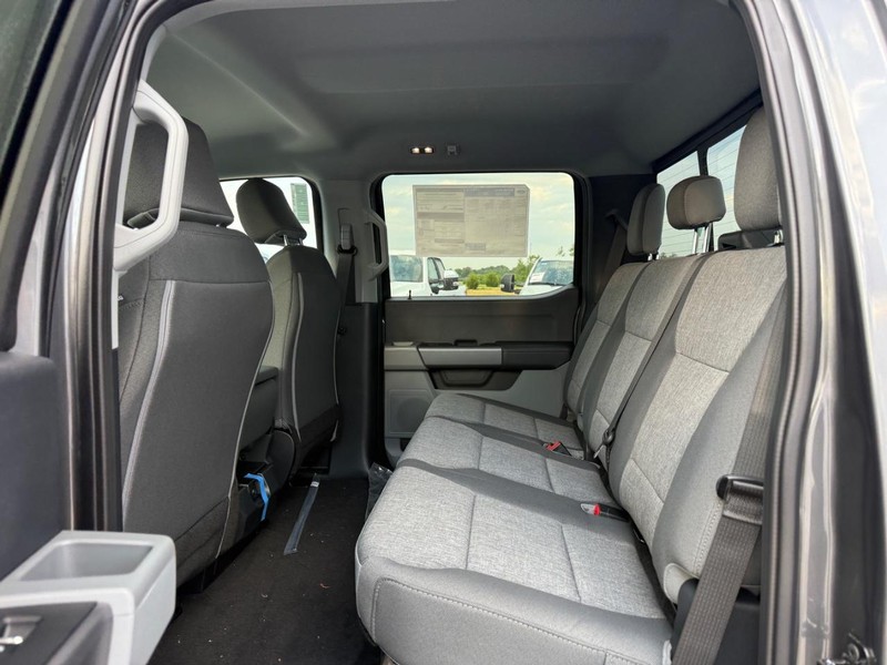 Ford Super Duty F-250 SRW Vehicle Full-screen Gallery Image 5