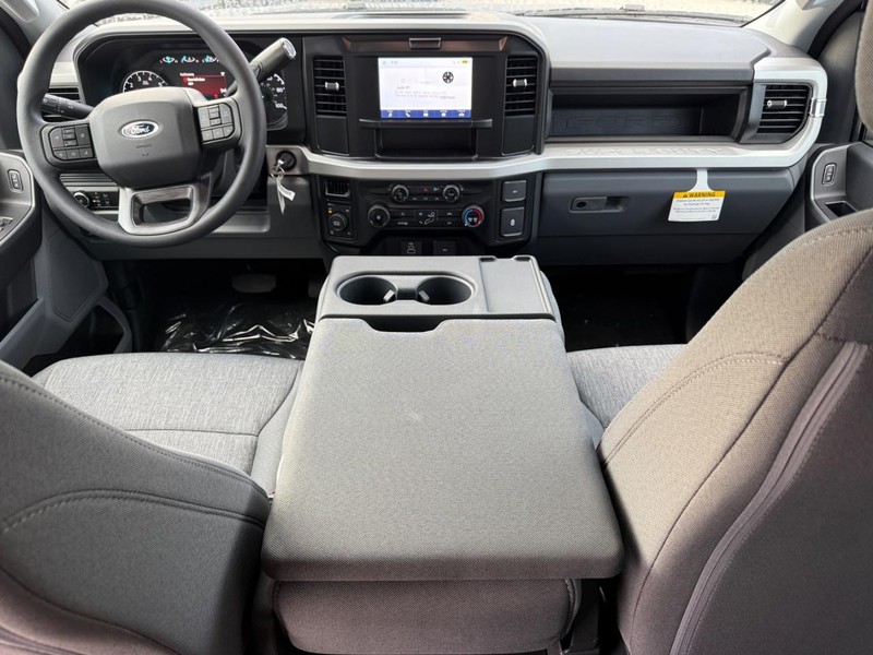 Ford Super Duty F-250 SRW Vehicle Full-screen Gallery Image 6