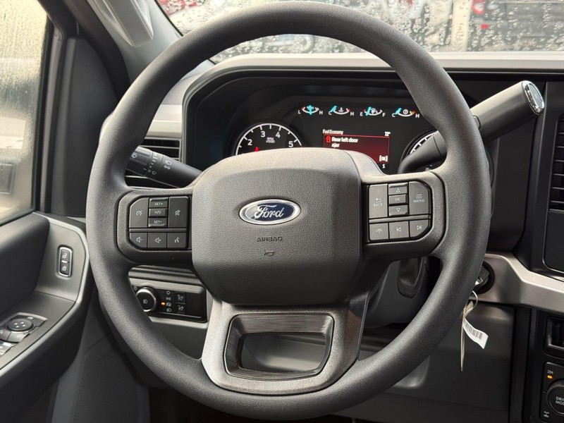 Ford Super Duty F-250 SRW Vehicle Full-screen Gallery Image 7