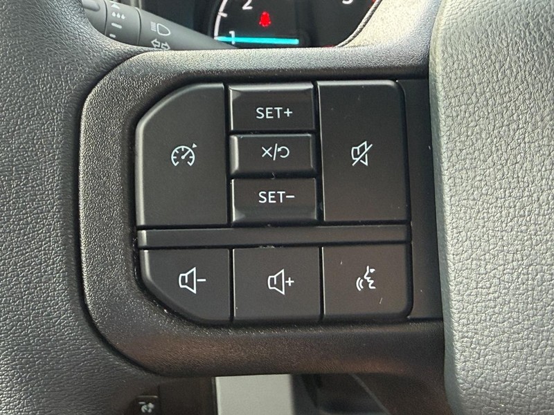 Ford Super Duty F-250 SRW Vehicle Full-screen Gallery Image 8