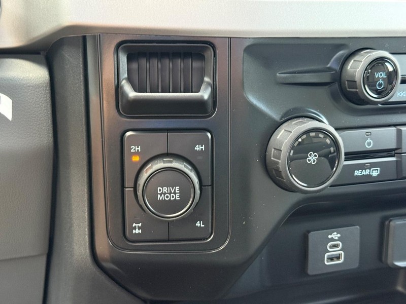 Ford Super Duty F-250 SRW Vehicle Full-screen Gallery Image 12