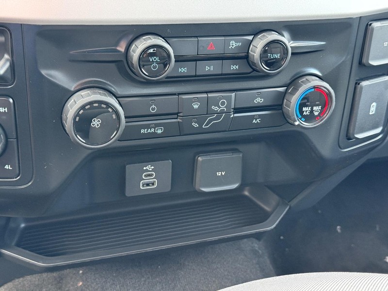 Ford Super Duty F-250 SRW Vehicle Full-screen Gallery Image 13