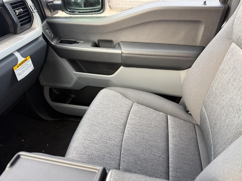 Ford Super Duty F-250 SRW Vehicle Full-screen Gallery Image 15