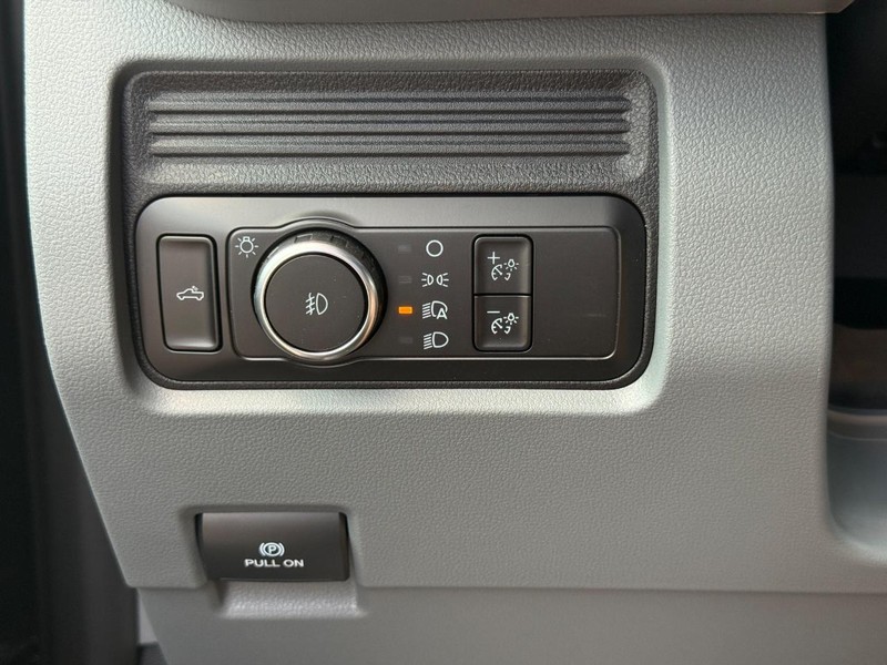 Ford Super Duty F-250 SRW Vehicle Full-screen Gallery Image 16