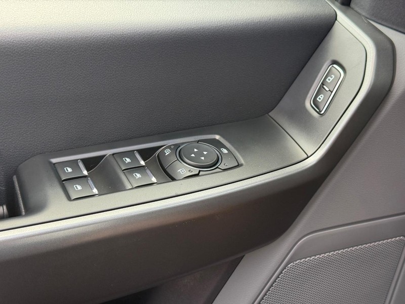 Ford Super Duty F-250 SRW Vehicle Full-screen Gallery Image 17