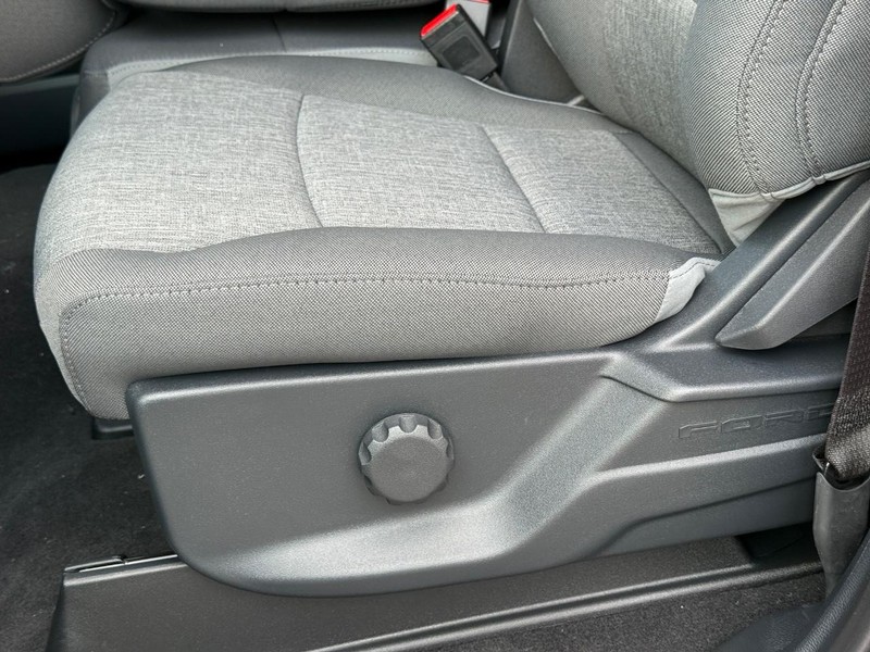Ford Super Duty F-250 SRW Vehicle Full-screen Gallery Image 18