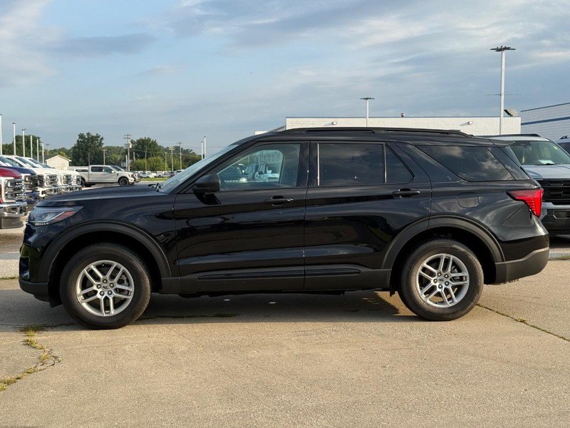 Ford Explorer Vehicle Full-screen Gallery Image 2