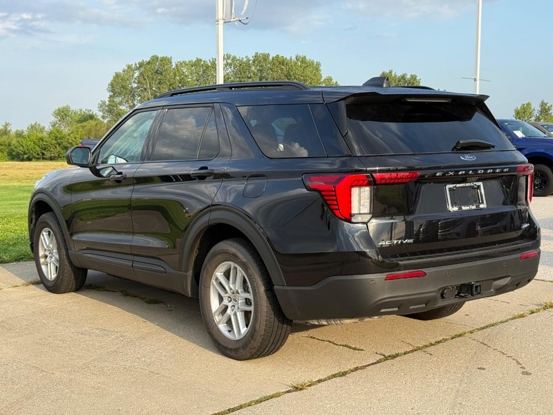 Ford Explorer Vehicle Full-screen Gallery Image 3
