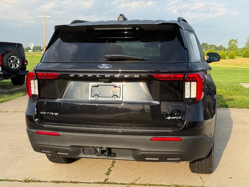 Ford Explorer Vehicle Full-screen Gallery Image 4