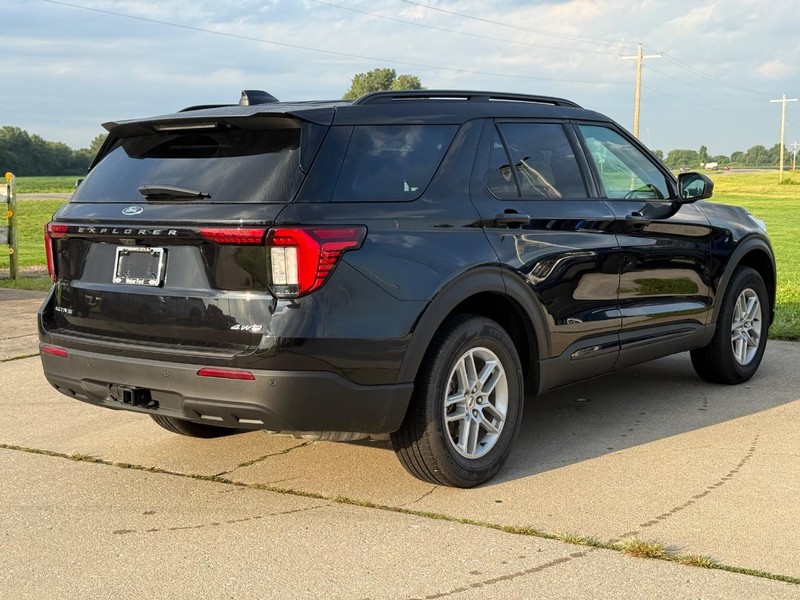 Ford Explorer Vehicle Full-screen Gallery Image 5