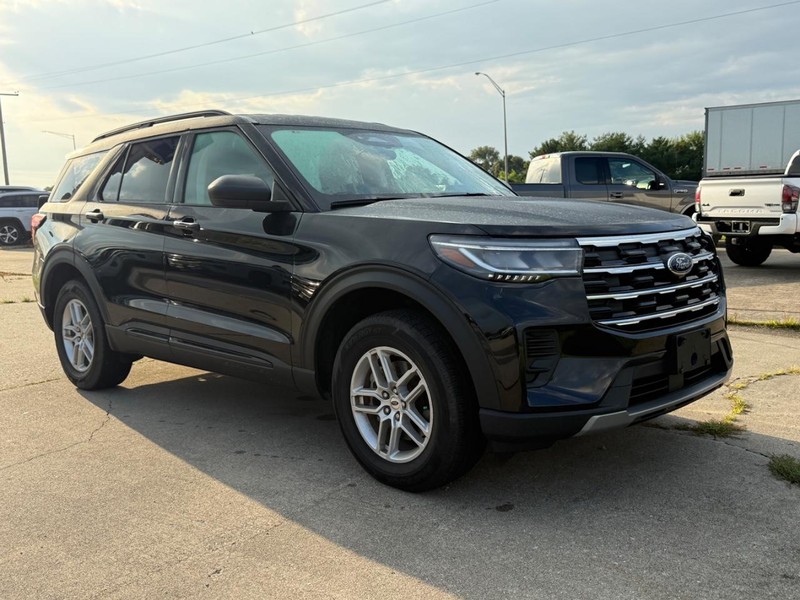 Ford Explorer Vehicle Full-screen Gallery Image 8