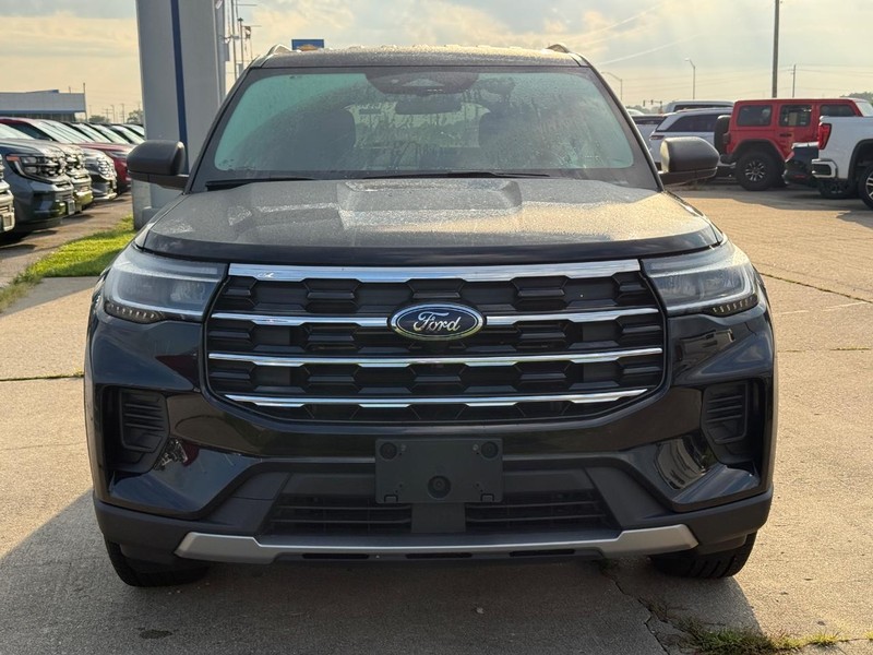 Ford Explorer Vehicle Full-screen Gallery Image 9