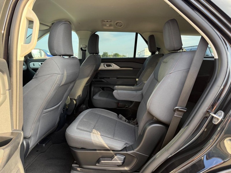 Ford Explorer Vehicle Full-screen Gallery Image 11