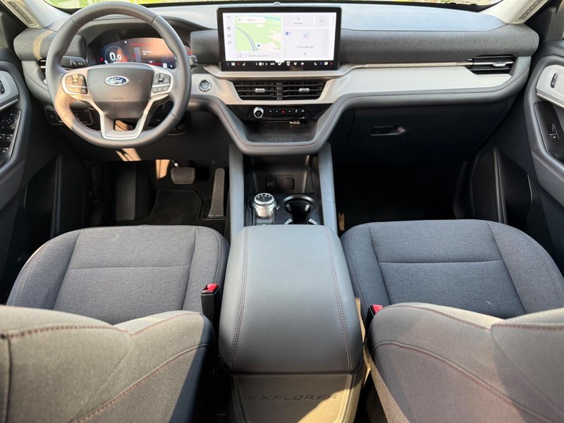 Ford Explorer Vehicle Full-screen Gallery Image 12