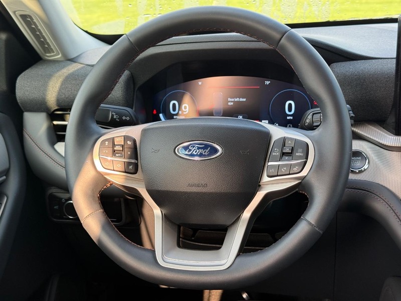 Ford Explorer Vehicle Full-screen Gallery Image 13