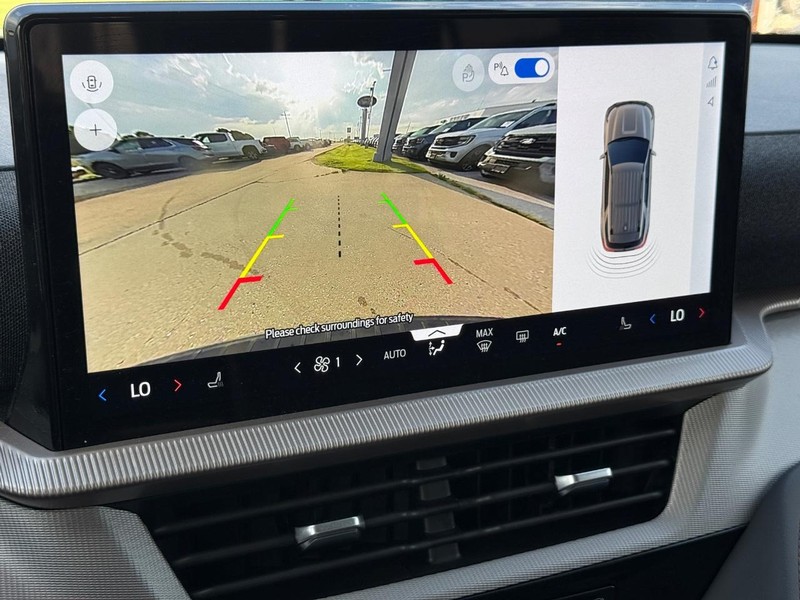 Ford Explorer Vehicle Full-screen Gallery Image 18
