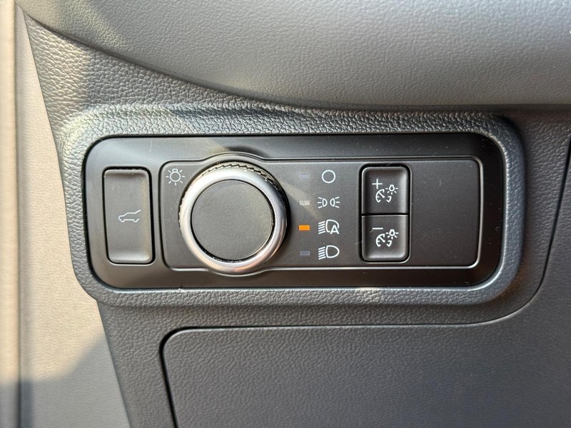 Ford Explorer Vehicle Full-screen Gallery Image 23