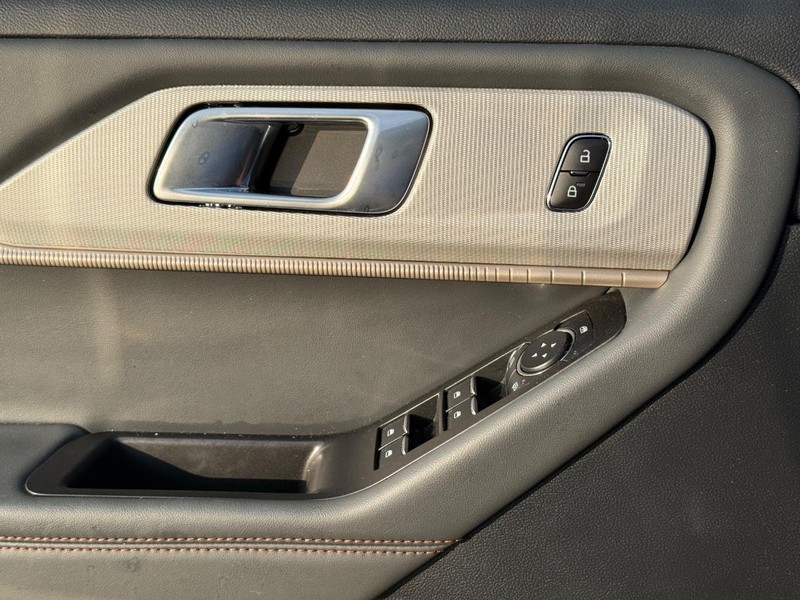 Ford Explorer Vehicle Full-screen Gallery Image 24
