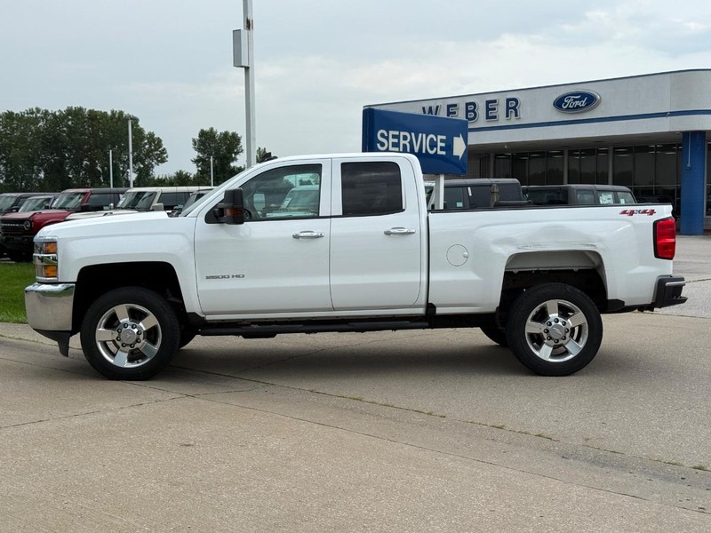 Chevrolet Silverado 2500HD Vehicle Full-screen Gallery Image 02