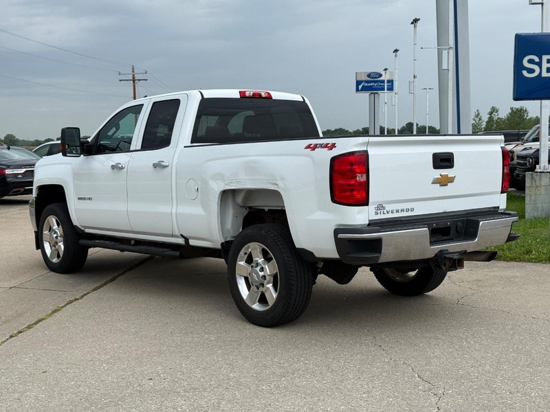 Chevrolet Silverado 2500HD Vehicle Full-screen Gallery Image 03