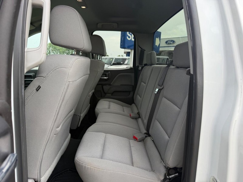 Chevrolet Silverado 2500HD Vehicle Full-screen Gallery Image 10