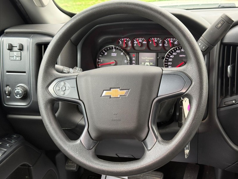 Chevrolet Silverado 2500HD Vehicle Full-screen Gallery Image 12