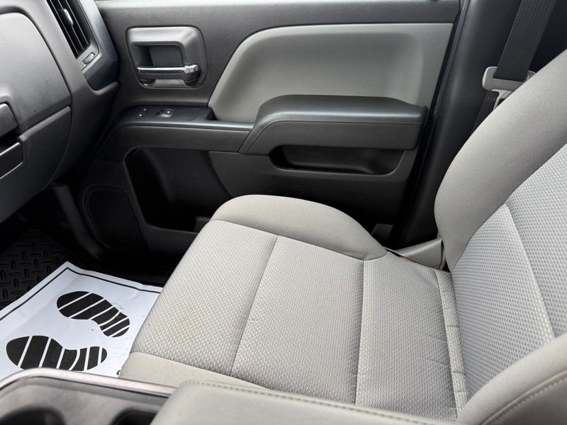 Chevrolet Silverado 2500HD Vehicle Full-screen Gallery Image 17