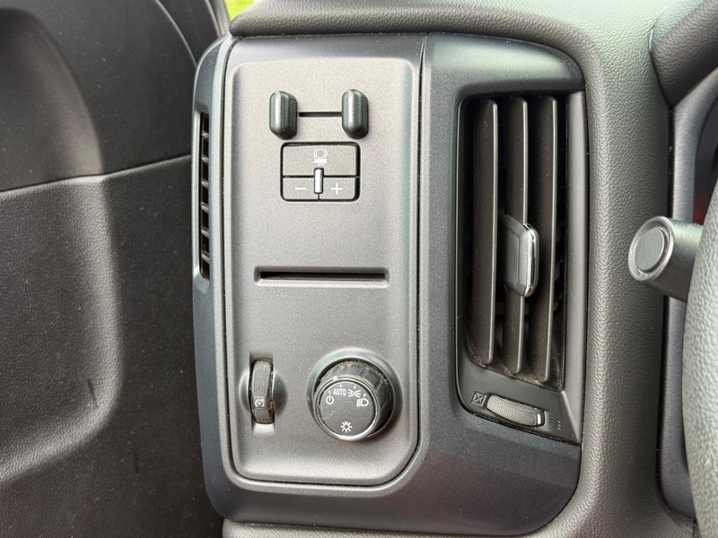Chevrolet Silverado 2500HD Vehicle Full-screen Gallery Image 18