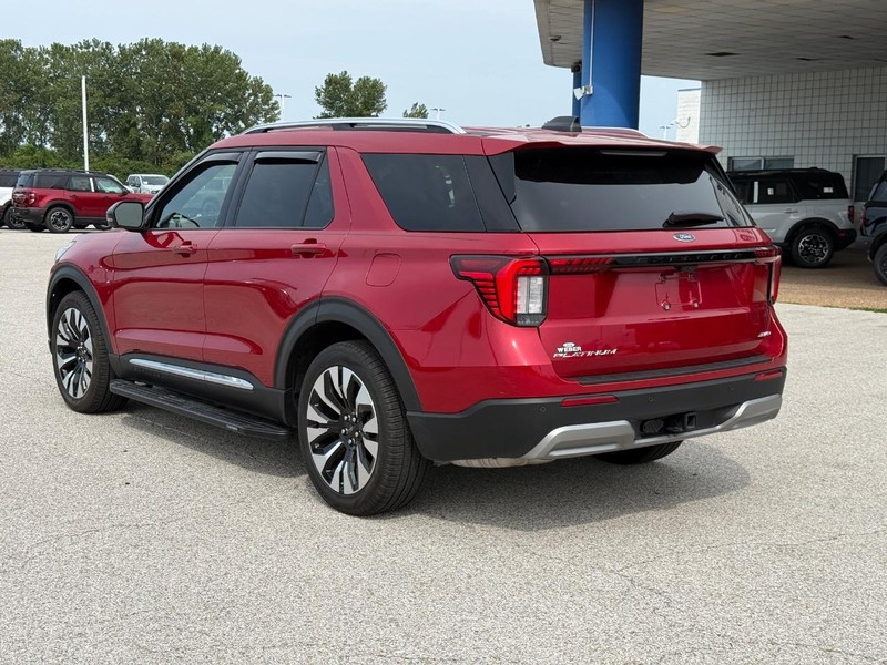 Ford Explorer Vehicle Full-screen Gallery Image 3