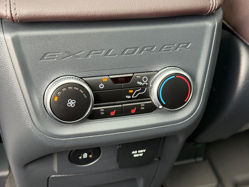 Ford Explorer Vehicle Full-screen Gallery Image 13