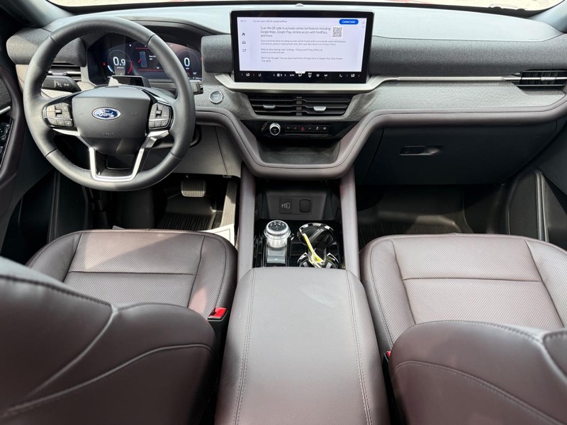 Ford Explorer Vehicle Full-screen Gallery Image 14