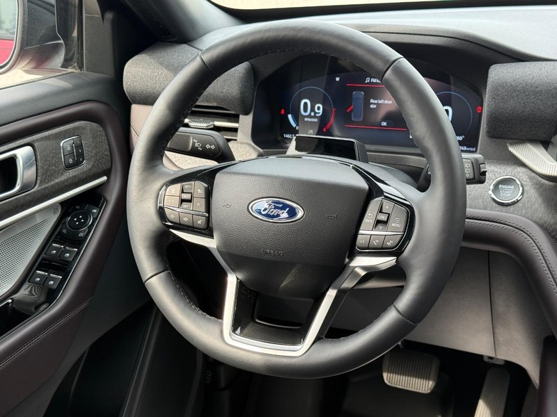 Ford Explorer Vehicle Full-screen Gallery Image 15
