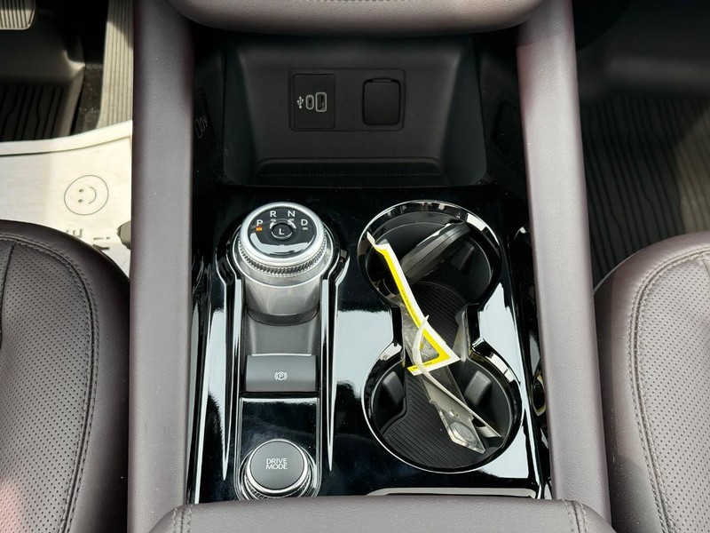 Ford Explorer Vehicle Full-screen Gallery Image 17