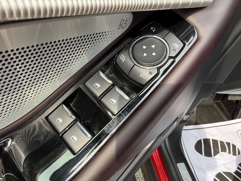 Ford Explorer Vehicle Full-screen Gallery Image 18