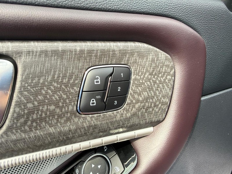 Ford Explorer Vehicle Full-screen Gallery Image 19