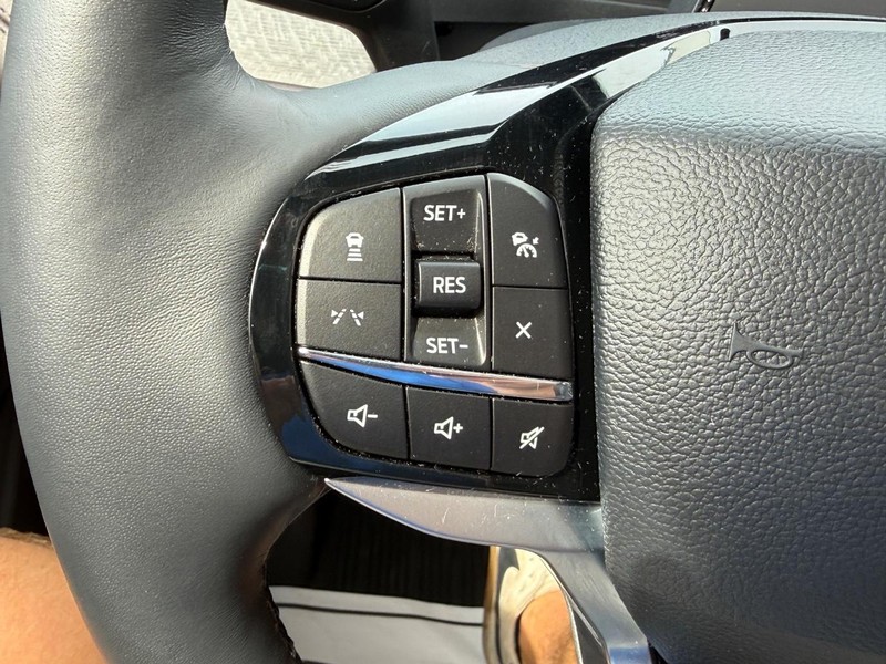 Ford Explorer Vehicle Full-screen Gallery Image 22