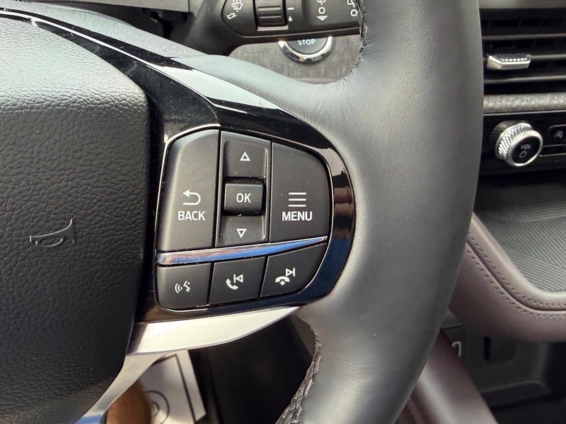 Ford Explorer Vehicle Full-screen Gallery Image 23