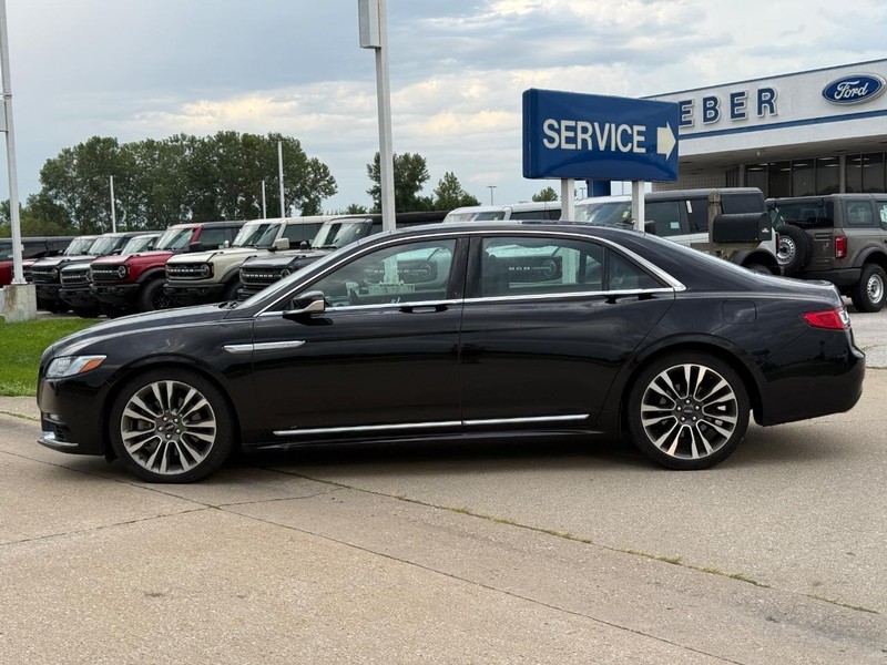 Lincoln Continental Vehicle Full-screen Gallery Image 2