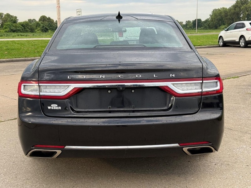 Lincoln Continental Vehicle Full-screen Gallery Image 4