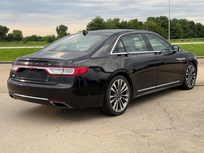 Lincoln Continental Vehicle Full-screen Gallery Image 5