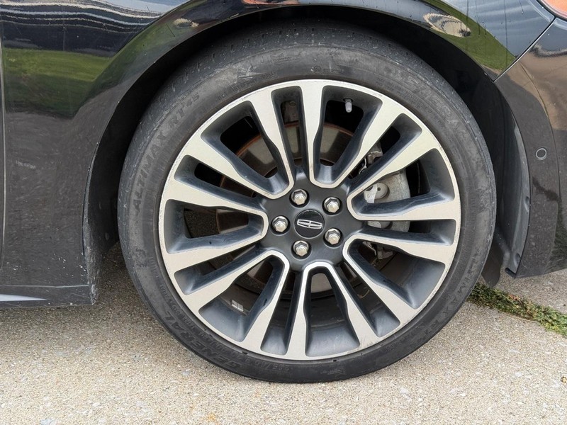 Lincoln Continental Vehicle Full-screen Gallery Image 7