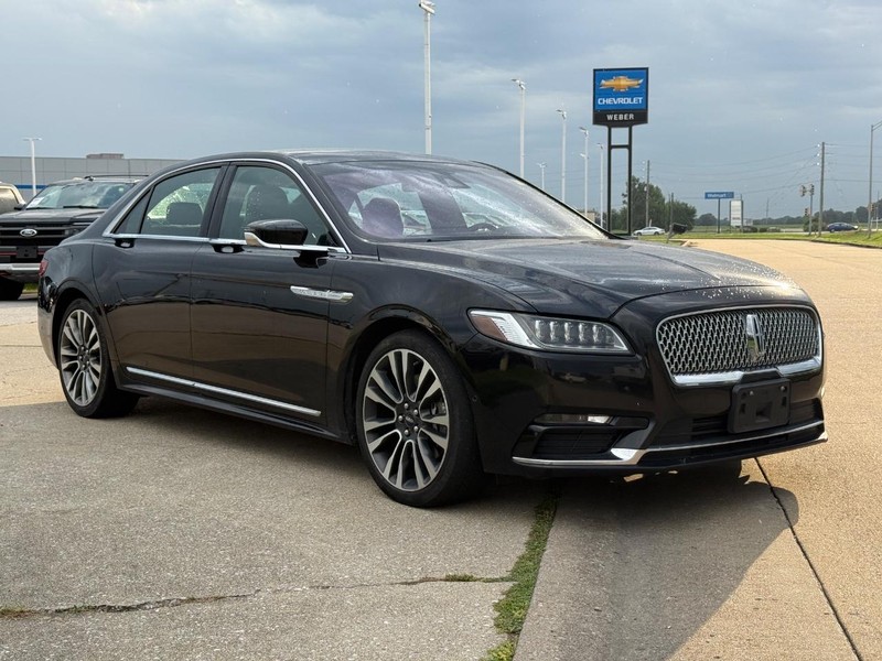Lincoln Continental Vehicle Full-screen Gallery Image 8